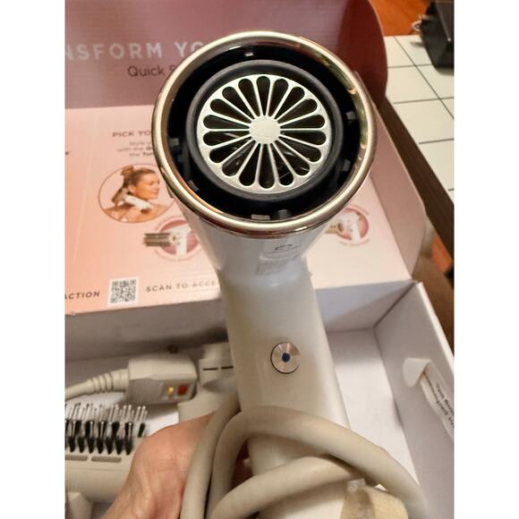 Shark SpeedStyle RapidGloss Finisher & High-Velocity Hair Dryer - Picture 8 of 11